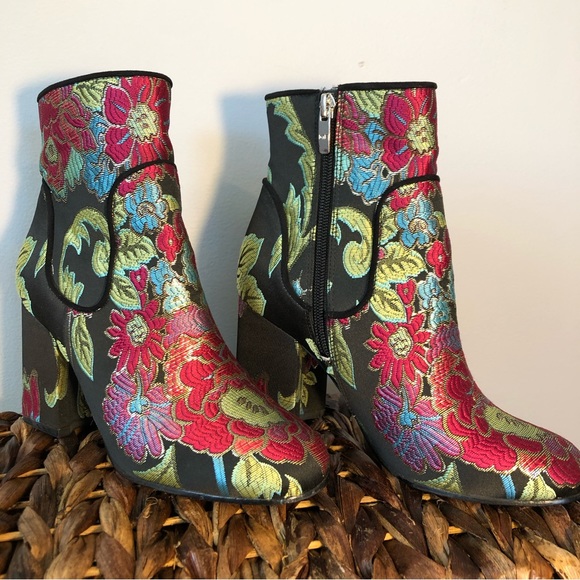 Marc Fisher | Floral Embroidered 'Jana' Ankle Bootie | Size 6 - Picture 10 of 13
